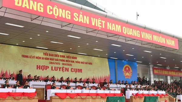Bộ trưởng Bộ Quốc phòng chủ trì kiểm tra hợp luyện diễu binh, diễu hành trong Lễ kỷ niệm 50 năm Ngày Giải phóng miền Nam, thống nhất đất nước - Sputnik Việt Nam