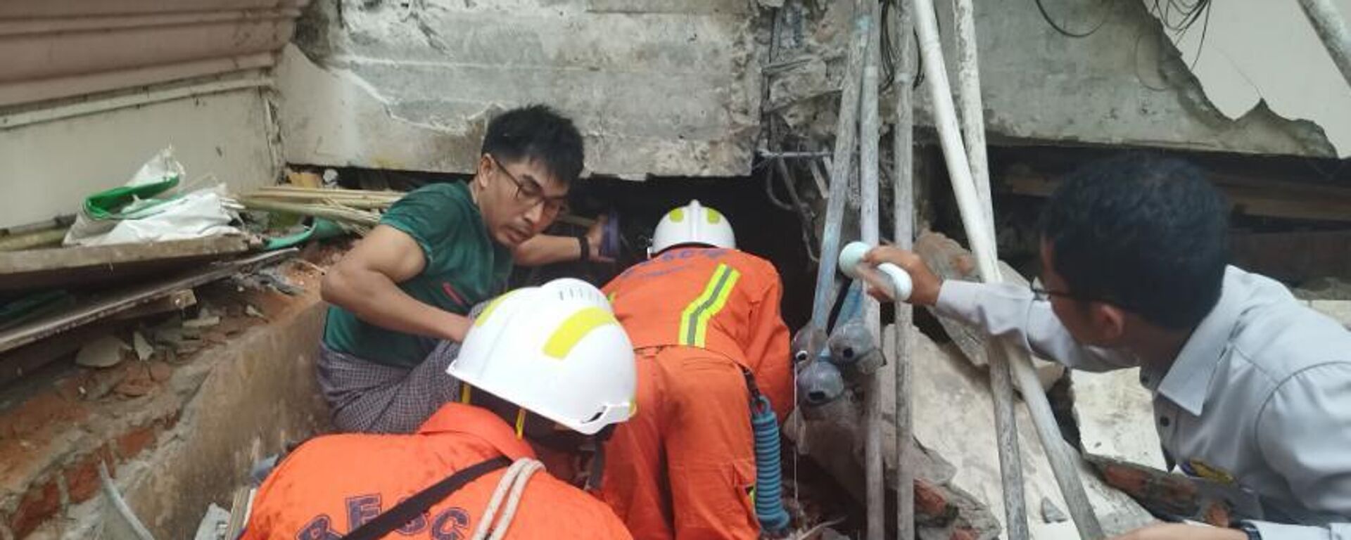Cục Cứu hỏa Myanmar tiếp tục hoạt động tìm kiếm và cứu nạn khẩn cấp sau trận động đất mạnh ở Sagaing (ngày 28 tháng 3 năm 2025). Miến Điện - Sputnik Việt Nam, 1920, 29.03.2025