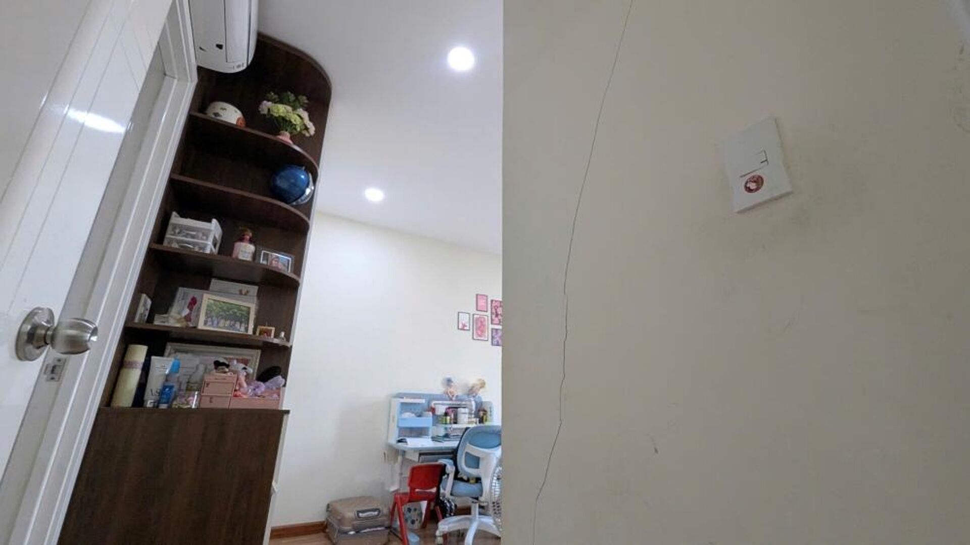 Các vết nứt xảy ra căn hộ anh Kim Luân. Các vết nứt xảy ra căn hộ anh Kim Luân. - Sputnik Việt Nam, 1920, 30.03.2025