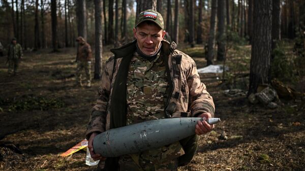 Công tác chiến đấu của lính pháo binh thuộc tiểu đoàn riêng biệt ArBat ở vùng Kursk - Sputnik Việt Nam