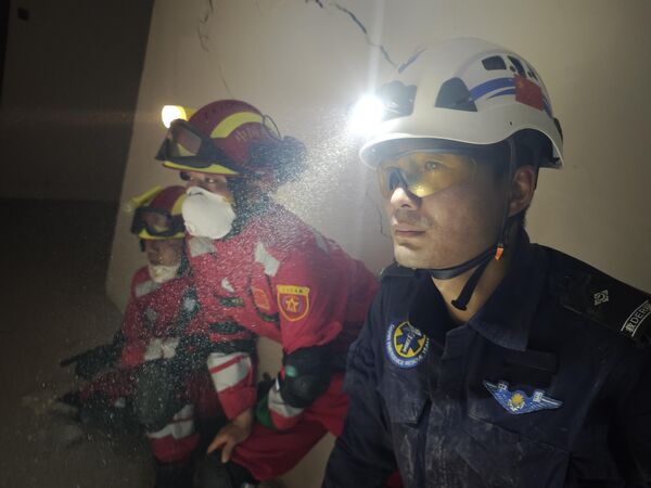 Đội cứu hộ Trung Quốc tìm kiếm người sống sót trong tòa nhà chung cư bị hư hại do động đất ở Mandalay, Myanmar - Sputnik Việt Nam