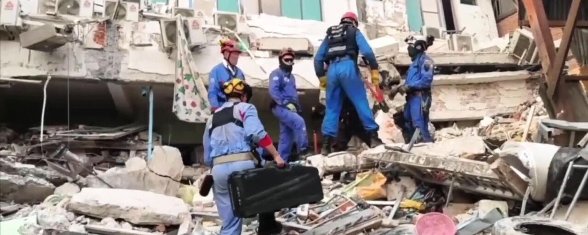 Nhân viên Bộ Tình trạng Khẩn cấp Nga khắc phục hậu quả động đất ở Myanmar - Sputnik Việt Nam, 1920, 03.04.2025