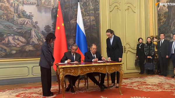 Hai Bộ trưởng Ngoại giao Nga và Trung Quốc Sergey Lavrov và Vương Nghị đã ký kế hoạch tham vấn liên Bộ Ngoại giao năm 2025 - Sputnik Việt Nam