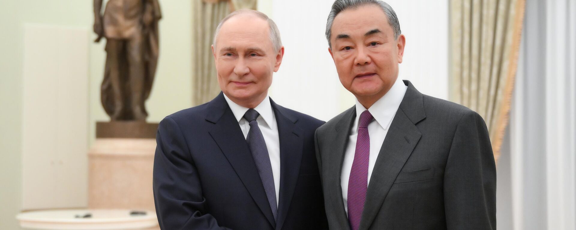Cuộc gặp giữa Tổng thống Vladimir Putin và Bộ trưởng Ngoại giao Trung Quốc Vương Nghị - Sputnik Việt Nam, 1920, 01.04.2025