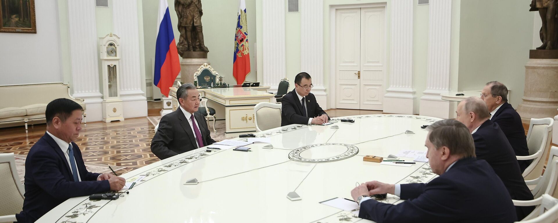 Cuộc gặp giữa Tổng thống Vladimir Putin và Bộ trưởng Ngoại giao Trung Quốc Vương Nghị - Sputnik Việt Nam, 1920, 01.04.2025