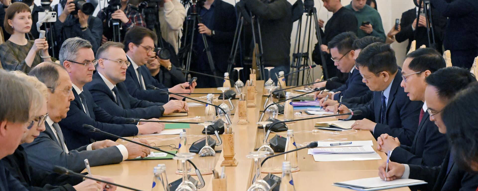 Bộ trưởng Ngoại giao Nga Sergei Lavrov  và Bộ trưởng Ngoại giao Cộng hòa xã hội chủ nghĩa Việt Nam Bùi Thanh Sơn trước một cuộc họp tại Moskva. - Sputnik Việt Nam, 1920, 02.04.2025