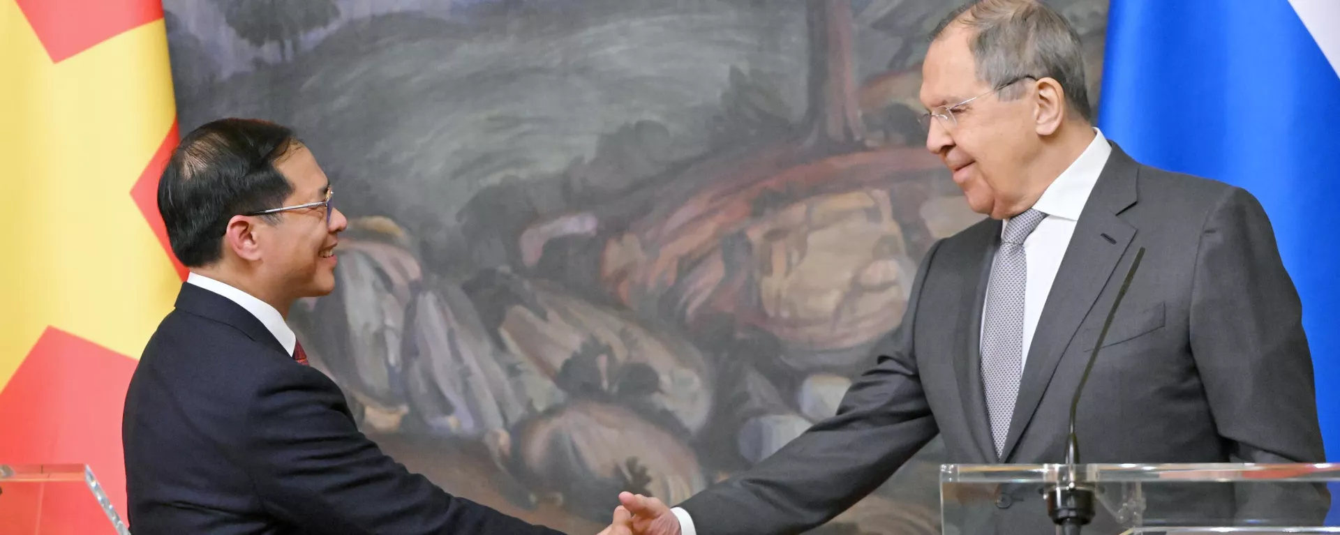 Bộ trưởng Ngoại giao Nga Sergei Lavrov và Bộ trưởng Ngoại giao Cộng hòa xã hội chủ nghĩa Việt Nam Bùi Thanh Sơn (trái) tại cuộc họp báo sau cuộc gặp tại Moskva - Sputnik Việt Nam, 1920, 02.04.2025