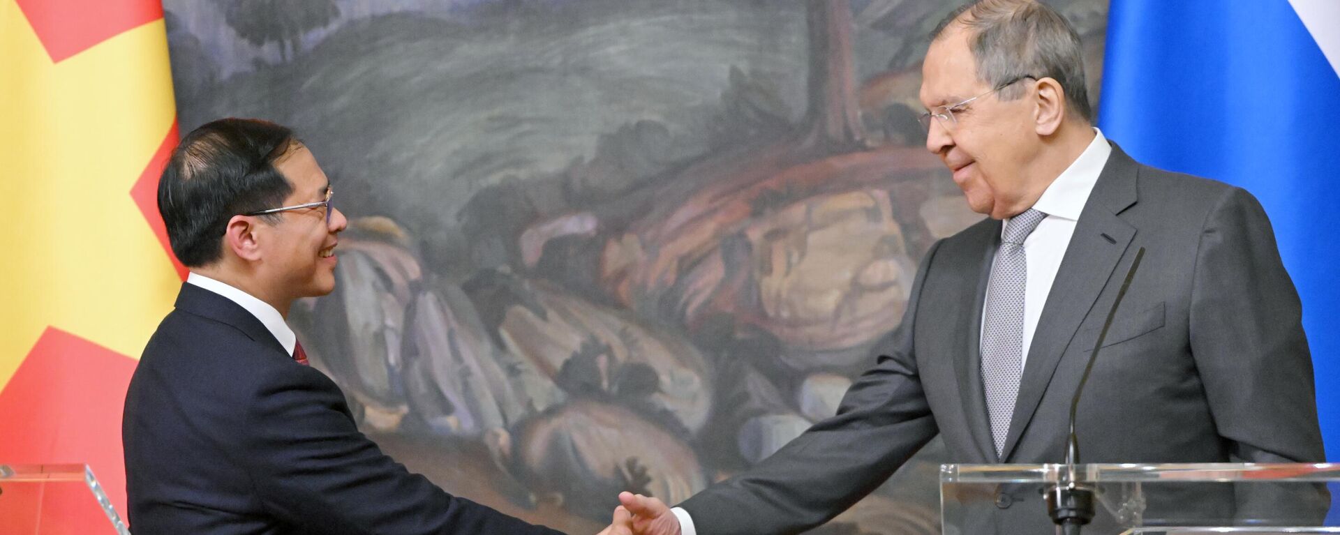Bộ trưởng Ngoại giao Nga Sergei Lavrov và Bộ trưởng Ngoại giao Cộng hòa xã hội chủ nghĩa Việt Nam Bùi Thanh Sơn (trái) tại cuộc họp báo sau cuộc gặp tại Moskva - Sputnik Việt Nam, 1920, 02.04.2025