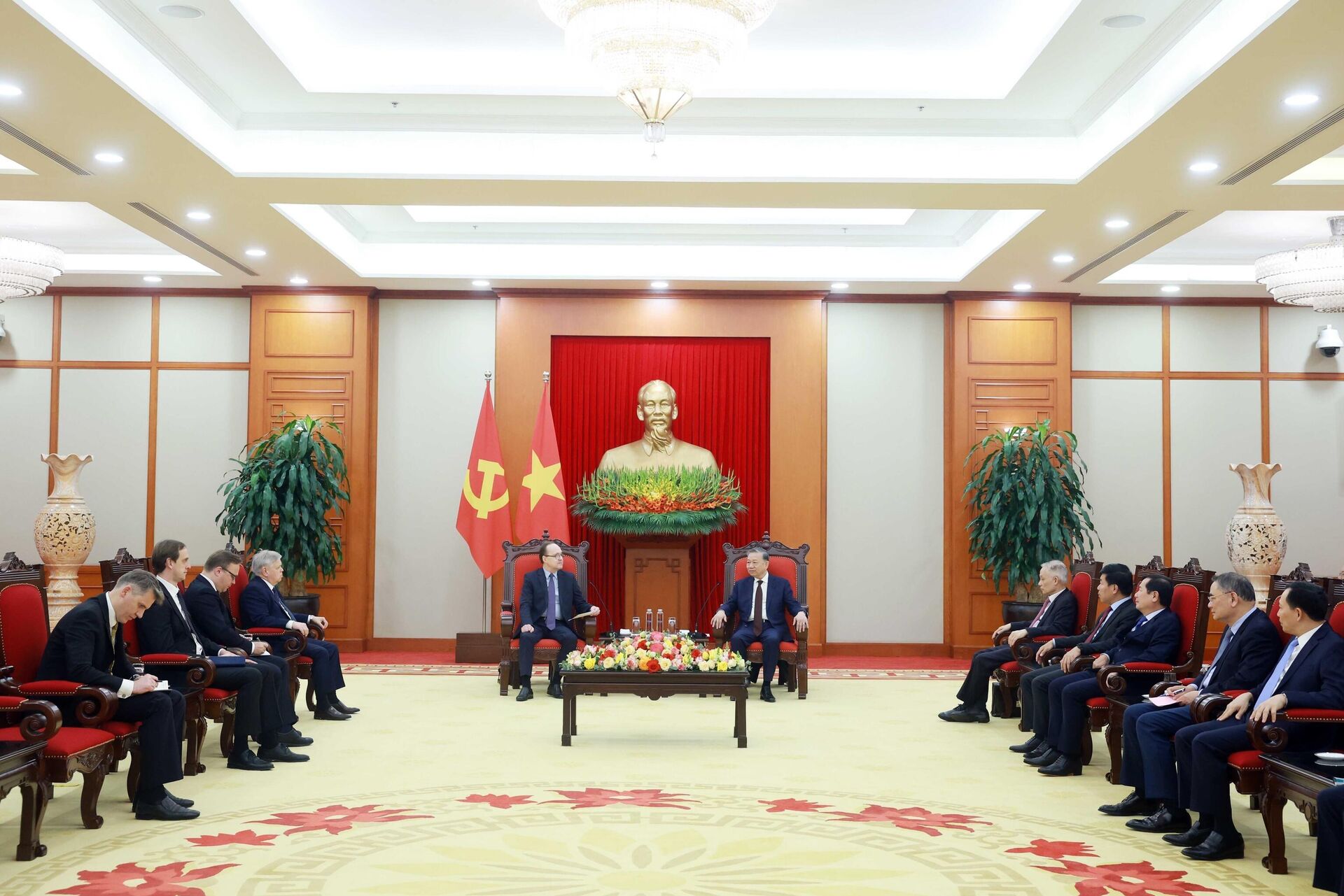 Tổng Bí thư Tô Lâm đã tiếp Đại sứ Liên bang Nga tại Việt Nam Gennady Bezdetko. - Sputnik Việt Nam, 1920, 02.04.2025