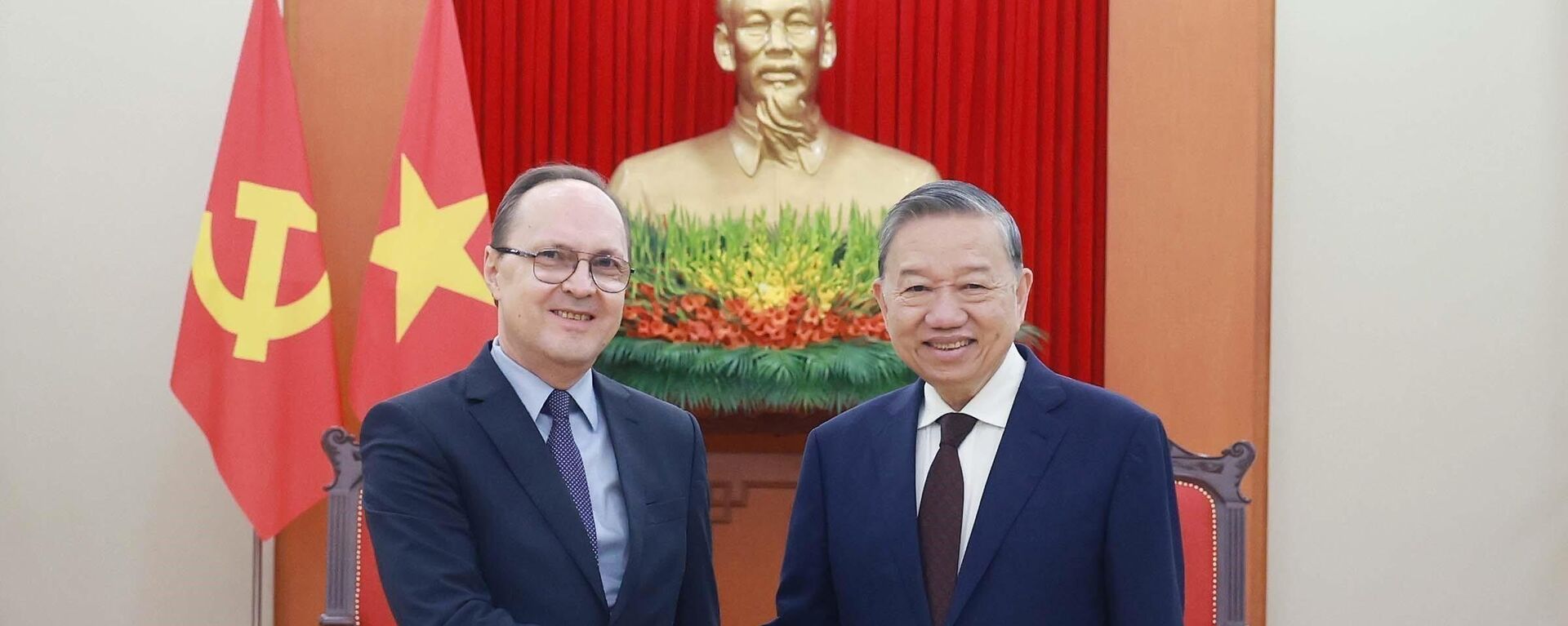 Tổng Bí thư Tô Lâm đã tiếp Đại sứ Liên bang Nga tại Việt Nam Gennady Bezdetko. - Sputnik Việt Nam, 1920, 02.04.2025