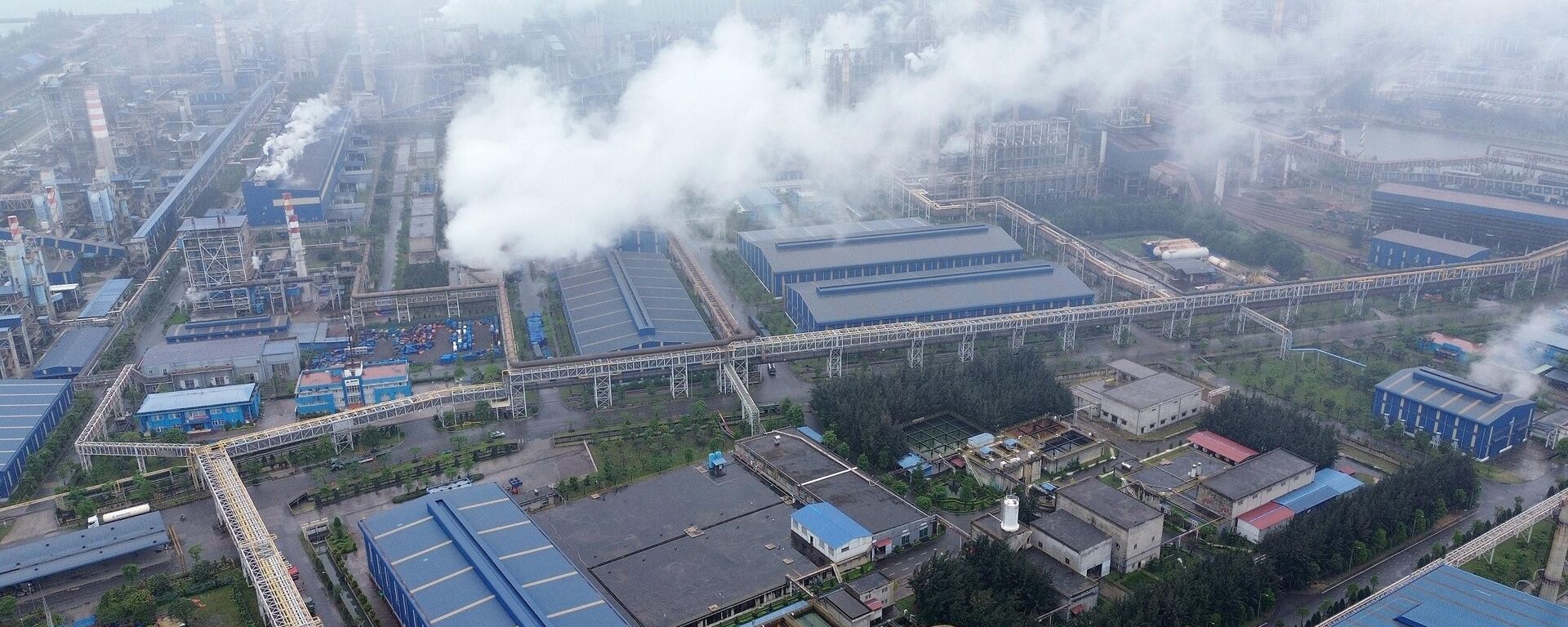 Một góc Khu liên hợp gang thép Hòa Phát Dung Quất (Quảng Ngãi) đang được hoạt động hết công suất. - Sputnik Việt Nam, 1920, 03.04.2025