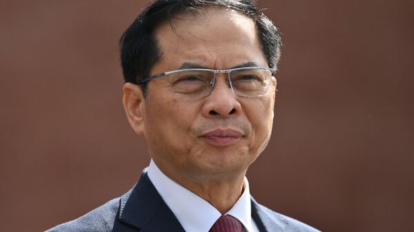Bộ trưởng Ngoại giao Việt Nam Bùi Thanh Sơn đặt hoa tại Mộ Chiến sĩ vô danh - Sputnik Việt Nam