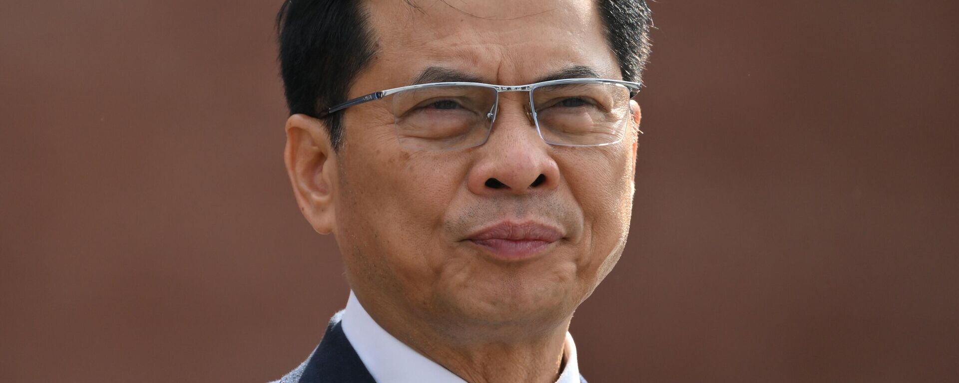 Bộ trưởng Ngoại giao Việt Nam Bùi Thanh Sơn đặt hoa tại Mộ Chiến sĩ vô danh - Sputnik Việt Nam, 1920, 03.04.2025