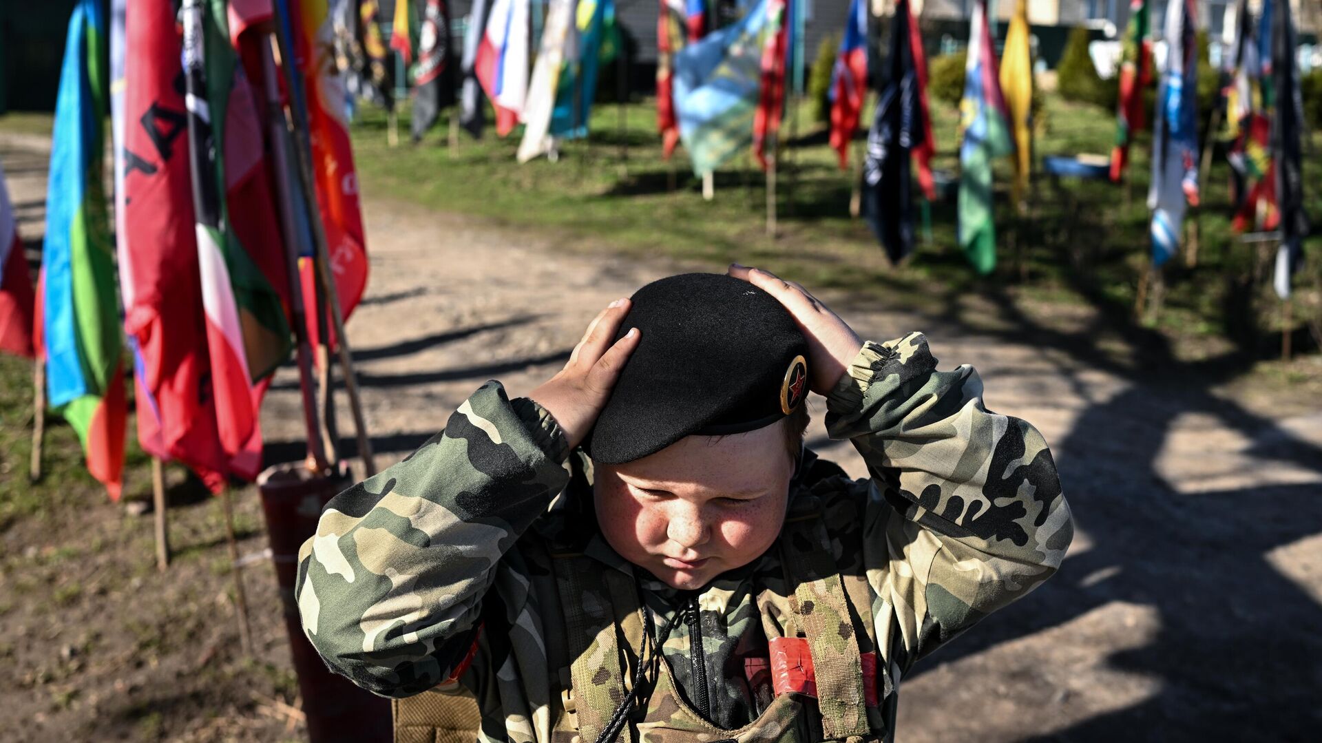 Cậu bé từ tỉnh Kursk chào đón binh sĩ Nga hàng ngày - Sputnik Việt Nam, 1920, 14.04.2026