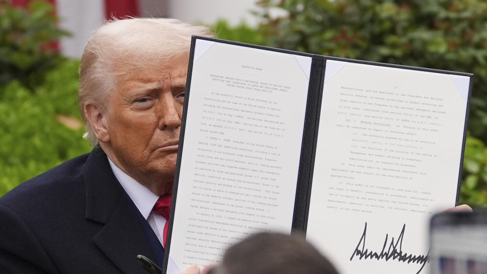 Tổng thống Mỹ Donald Trump ngày 2/4 tuyên bố áp thuế quan có đi có lại (thuế đối ứng) ở mức ít nhất 10% lên tất cả hàng hóa nhập khẩu vào Mỹ của hơn 180 nền kinh tế Tổng thống Mỹ Donald Trump ngày 2/4 tuyên bố áp thuế quan có đi có lại (thuế đối ứng) ở mức ít nhất 10% lên tất cả hàng hóa nhập khẩu vào Mỹ của hơn 180 nền kinh tế - Sputnik Việt Nam, 1920, 04.04.2025