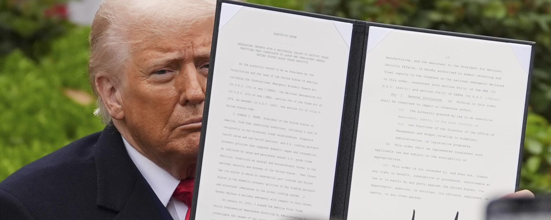 Tổng thống Mỹ Donald Trump ngày 2/4 tuyên bố áp thuế quan có đi có lại (thuế đối ứng) ở mức ít nhất 10% lên tất cả hàng hóa nhập khẩu vào Mỹ của hơn 180 nền kinh tế - Sputnik Việt Nam, 1920, 04.04.2025