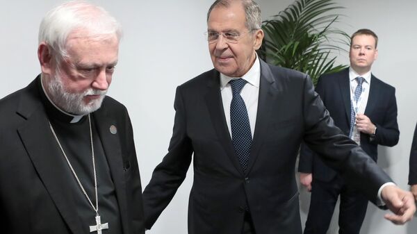Ngoại trưởng Nga Sergei Lavrov và Tổng giám mục Paul Richard Gallagher Trưởng Thư ký của Vatican phụ trách các vấn đề quốc tế trong một cuộc họp tại Milan - Sputnik Việt Nam