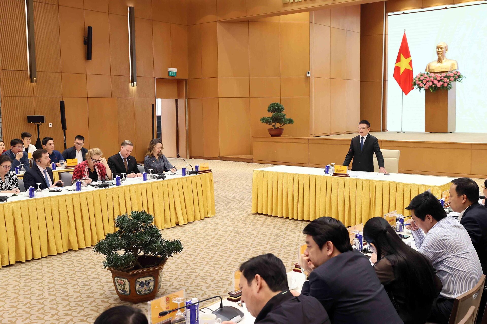 Phó Thủ tướng Hồ Đức Phớc nghe ý kiến của các doanh nghiệp FDI Phó Thủ tướng Hồ Đức Phớc nghe ý kiến của các doanh nghiệp FDI - Sputnik Việt Nam, 1920, 04.04.2025