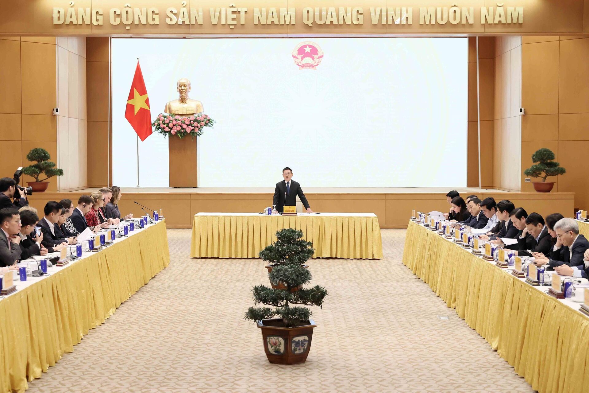 Phó Thủ tướng Hồ Đức Phớc nghe ý kiến của bộ, ngành và doanh nghiệp FDI về thuế quan Phó Thủ tướng Hồ Đức Phớc nghe ý kiến của bộ, ngành và doanh nghiệp FDI về thuế quan - Sputnik Việt Nam, 1920, 04.04.2025