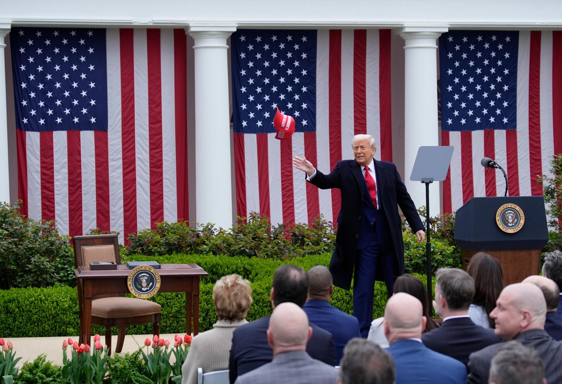 Tổng thống Mỹ Donald Trump kích hoạt “quả bom thuế” đối với tất cả hàng hóa từ hơn 180 quốc gia có hàng hóa xuất khẩu vào thị trường Mỹ Tổng thống Mỹ Donald Trump kích hoạt “quả bom thuế” đối với tất cả hàng hóa từ hơn 180 quốc gia có hàng hóa xuất khẩu vào thị trường Mỹ - Sputnik Việt Nam, 1920, 07.04.2025