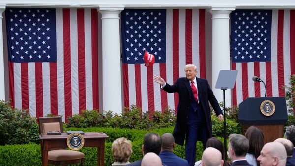 Tổng thống Mỹ Donald Trump kích hoạt “quả bom thuế” đối với tất cả hàng hóa từ hơn 180 quốc gia có hàng hóa xuất khẩu vào thị trường Mỹ - Sputnik Việt Nam
