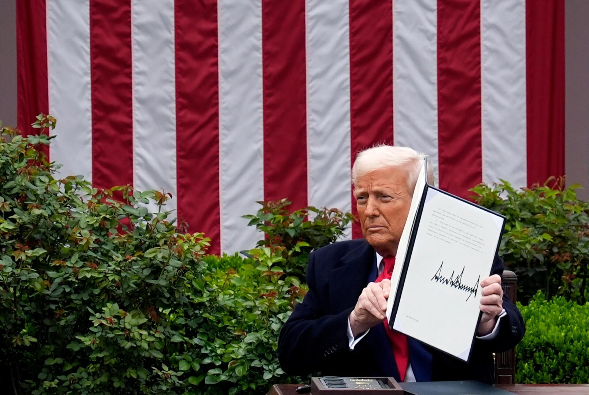 Tổng thống Mỹ Donald Trump kích hoạt “quả bom thuế” đối với tất cả hàng hóa từ hơn 180 quốc gia có hàng hóa xuất khẩu vào thị trường Mỹ Tổng thống Mỹ Donald Trump kích hoạt “quả bom thuế” đối với tất cả hàng hóa từ hơn 180 quốc gia có hàng hóa xuất khẩu vào thị trường Mỹ - Sputnik Việt Nam, 1920, 07.04.2025