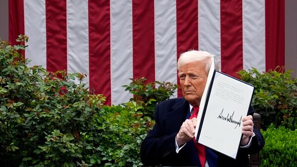 Tổng thống Mỹ Donald Trump kích hoạt “quả bom thuế” đối với tất cả hàng hóa từ hơn 180 quốc gia có hàng hóa xuất khẩu vào thị trường Mỹ - Sputnik Việt Nam