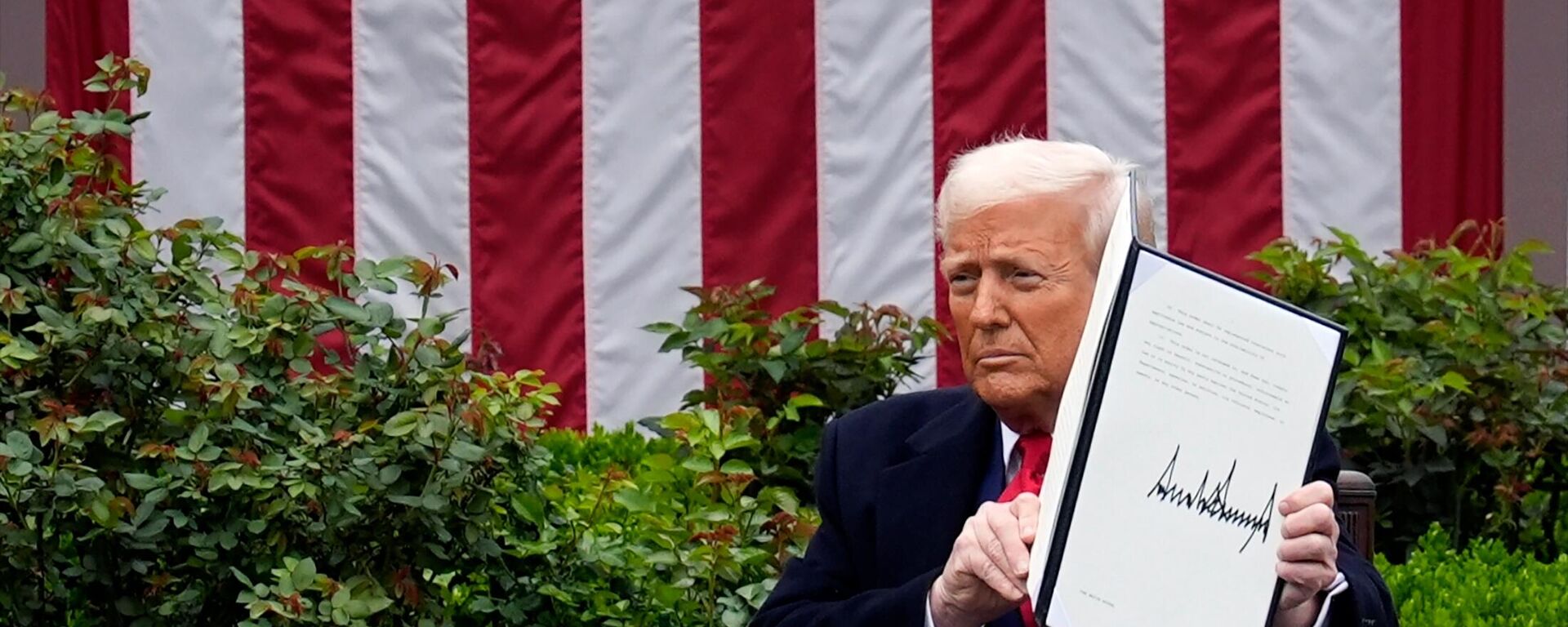 Tổng thống Mỹ Donald Trump kích hoạt “quả bom thuế” đối với tất cả hàng hóa từ hơn 180 quốc gia có hàng hóa xuất khẩu vào thị trường Mỹ - Sputnik Việt Nam, 1920, 29.04.2025