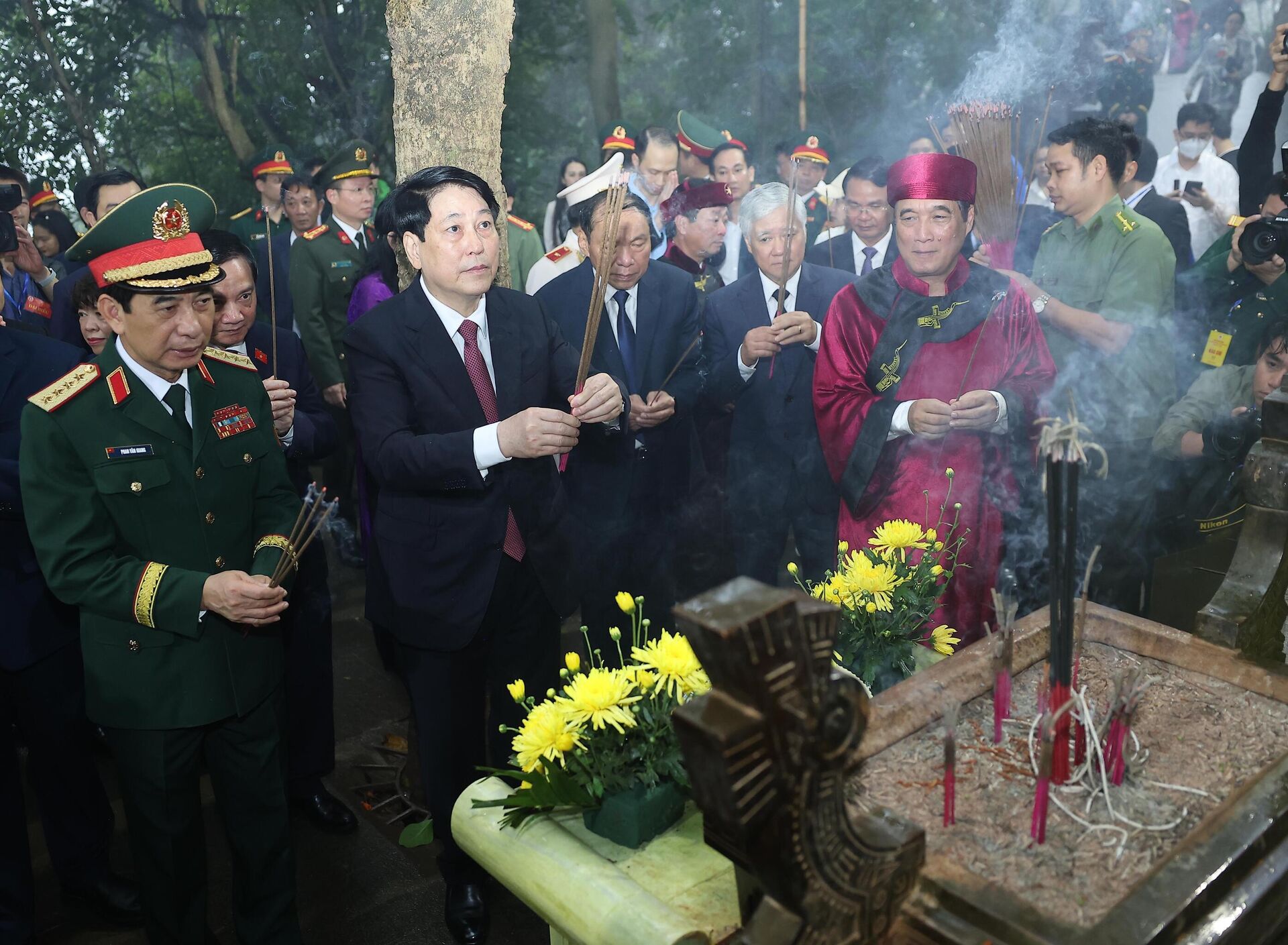 Chủ tịch nước Lương Cường dâng hương tưởng nhớ các Vua Hùng Chủ tịch nước Lương Cường dâng hương tưởng nhớ các Vua Hùng - Sputnik Việt Nam, 1920, 07.04.2025