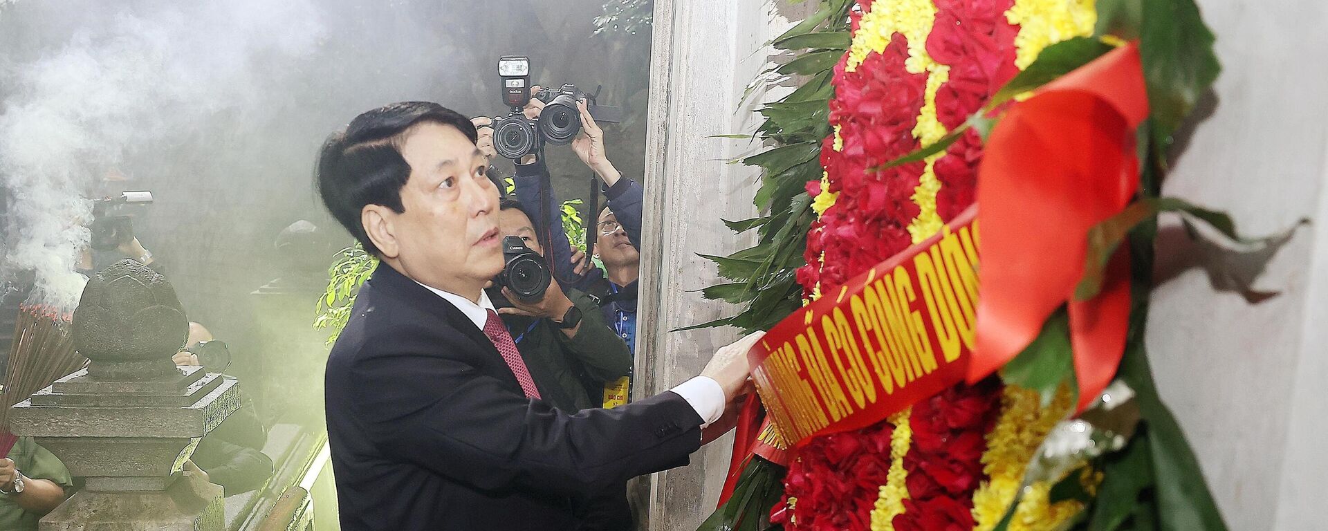 Chủ tịch nước Lương Cường dâng hương tưởng nhớ các Vua Hùng - Sputnik Việt Nam, 1920, 07.04.2025