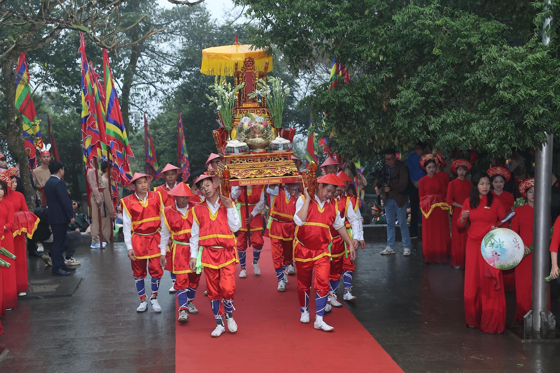 Chủ tịch nước Lương Cường dâng hương tưởng nhớ các Vua Hùng Chủ tịch nước Lương Cường dâng hương tưởng nhớ các Vua Hùng - Sputnik Việt Nam, 1920, 07.04.2025