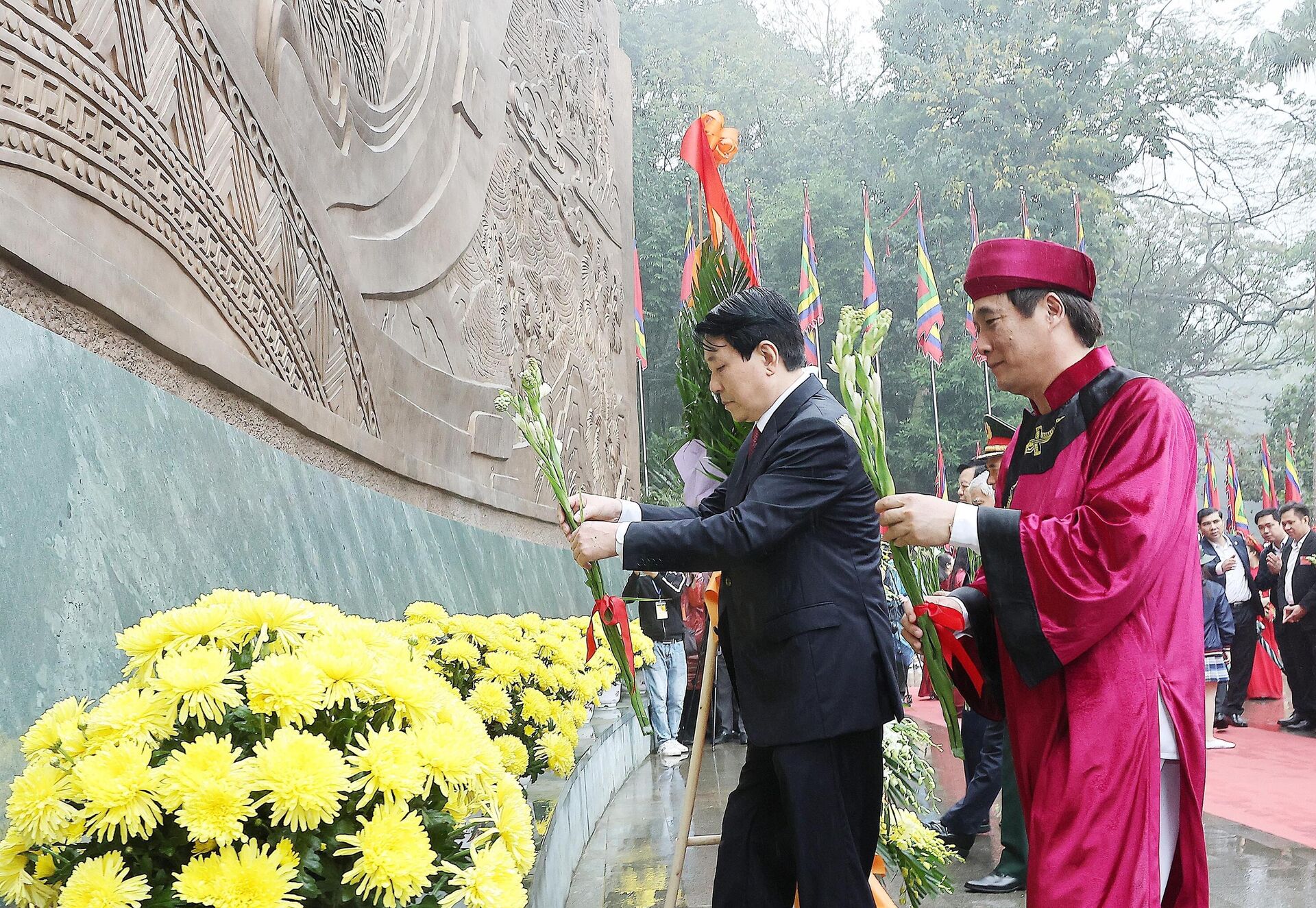 Chủ tịch nước Lương Cường dâng hương tưởng nhớ các Vua Hùng Chủ tịch nước Lương Cường dâng hương tưởng nhớ các Vua Hùng - Sputnik Việt Nam, 1920, 07.04.2025