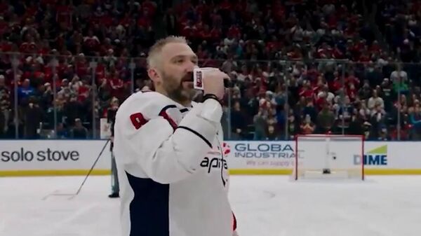 Cầu thủ khúc côn cầu người Nga Alexander Ovechkin đã trở thành người giữ kỷ lục NHL - Sputnik Việt Nam