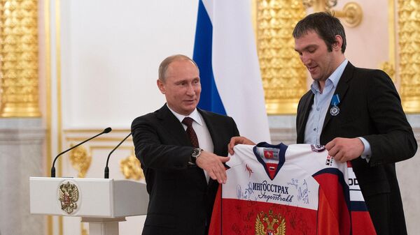 Tổng thống Nga Vladimir Putin (trái) và cầu thủ đội tuyển khúc côn cầu quốc gia Alexander Ovechkin - Sputnik Việt Nam