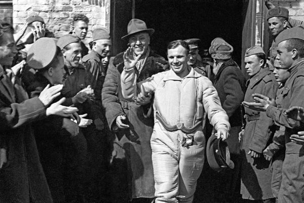Nhà du hành vũ trụ đầu tiên trên thế giới, Yuri Gagarin sau khi mô-đun hạ cánh của tàu vũ trụ Vostok-1 tiếp đất. Bao quanh Yuri Gagarin là đội tìm kiếm đứng đầu là chỉ huy sư đoàn tên lửa, Thiếu tá A. Gasiev, và người dân địa phương Nhà du hành vũ trụ đầu tiên trên thế giới, Yuri Gagarin sau khi mô-đun hạ cánh của tàu vũ trụ Vostok-1 tiếp đất. Bao quanh Yuri Gagarin là đội tìm kiếm đứng đầu là chỉ huy sư đoàn tên lửa, Thiếu tá A. Gasiev, và người dân địa phương - Sputnik Việt Nam