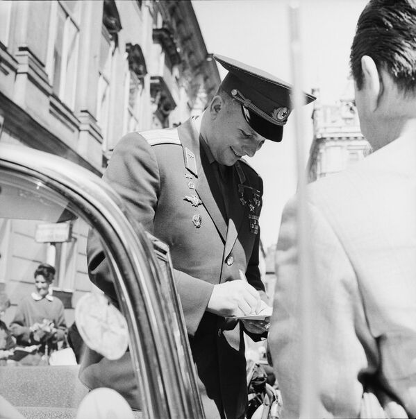Phi công-nhà du hành vũ trụ Liên Xô Yuri Gagarin ký tặng tại Vienna Phi công-nhà du hành vũ trụ Liên Xô Yuri Gagarin ký tặng tại Vienna - Sputnik Việt Nam