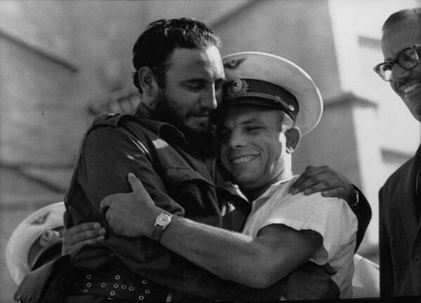 Lãnh tụ Cuba Fidel Castro và phi công-nhà du hành vũ trụ Liên Xô Yuri Gagarin Lãnh tụ Cuba Fidel Castro và phi công-nhà du hành vũ trụ Liên Xô Yuri Gagarin - Sputnik Việt Nam