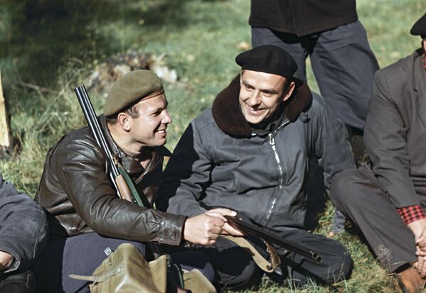 Các phi công-nhà du hành vũ trụ Liên Xô Yuri Gagarin và Vladimir Komarov trong một chuyến đi săn Các phi công-nhà du hành vũ trụ Liên Xô Yuri Gagarin và Vladimir Komarov trong một chuyến đi săn - Sputnik Việt Nam