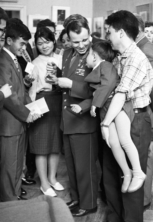 Phi công-nhà du hành vũ trụ Liên Xô Yuri Gagarin trong chuyến thăm Đại học Hữu nghị Các dân tộc Patrice Lumumba ở Matxcơva Phi công-nhà du hành vũ trụ Liên Xô Yuri Gagarin trong chuyến thăm Đại học Hữu nghị Các dân tộc Patrice Lumumba ở Matxcơva - Sputnik Việt Nam