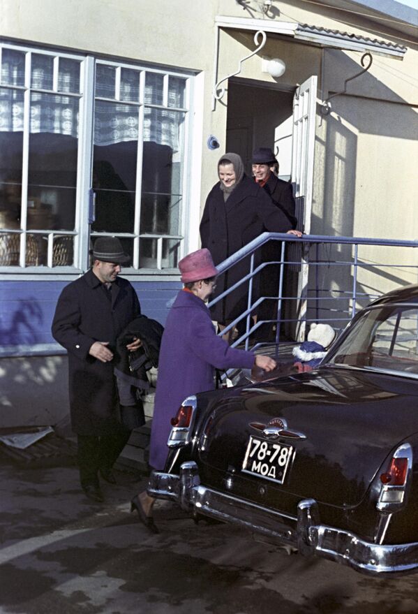 Phi công-nhà du hành vũ trụ Liên Xô Yuri Gagarin cùng người vợ Valentina và các con Phi công-nhà du hành vũ trụ Liên Xô Yuri Gagarin cùng người vợ Valentina và các con - Sputnik Việt Nam
