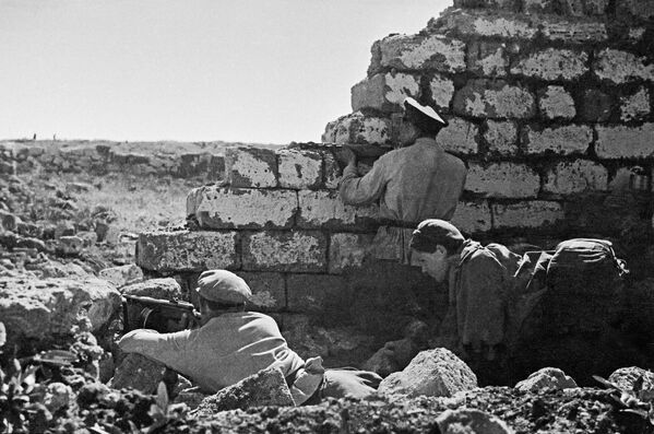 Người lính Liên Xô trên đường tiến về Sevastopol. Phương diện quân Ukraina 4, 1944 Người lính Liên Xô trên đường tiến về Sevastopol. Phương diện quân Ukraina 4, 1944 - Sputnik Việt Nam