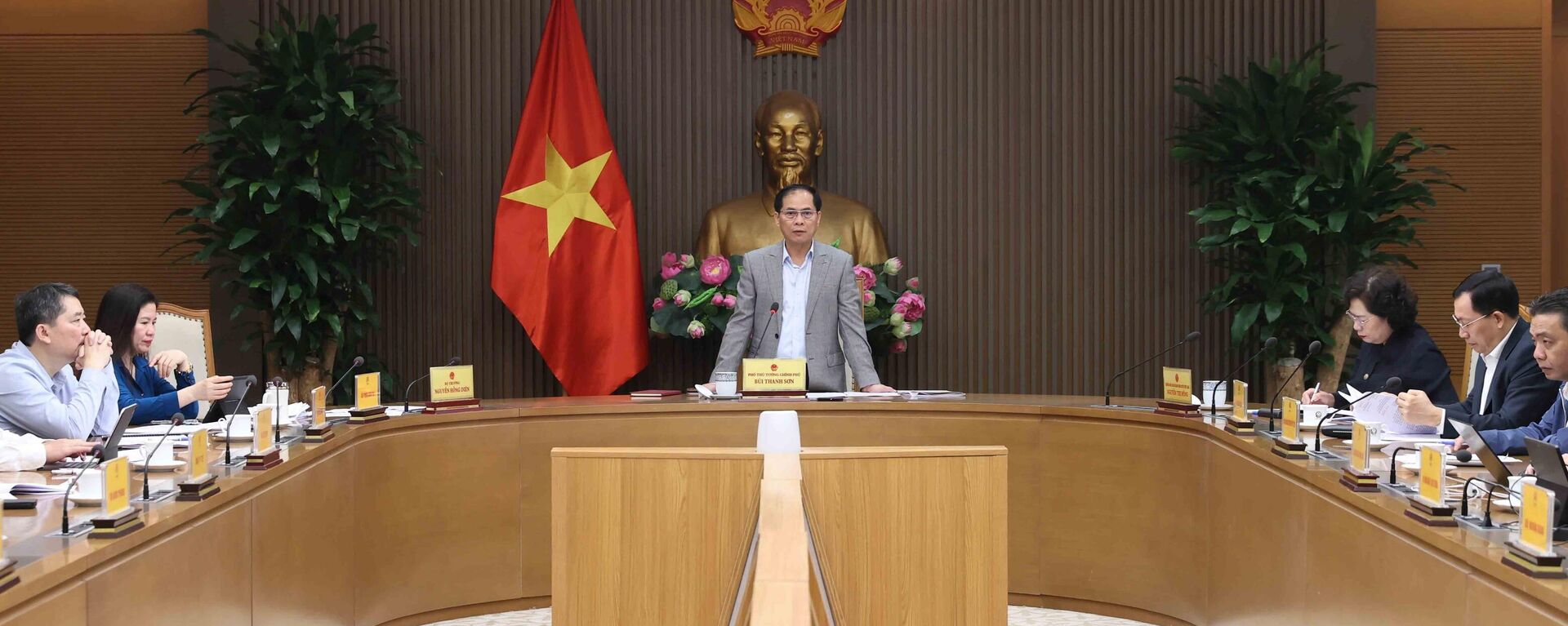 Phó Thủ tướng, Bộ trưởng Ngoại giao Bùi Thanh Sơn, Tổ trưởng Tổ công tác về tăng cường hợp tác, chủ động thích ứng với điều chỉnh chính sách kinh tế, thương mại của Hoa Kỳ phát biểu - Sputnik Việt Nam, 1920, 08.04.2025