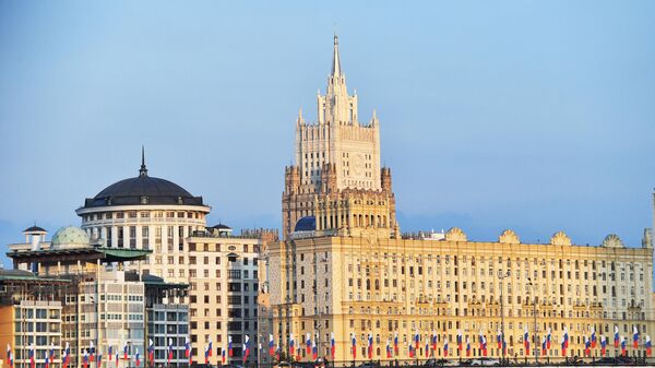 Tòa nhà Bộ Ngoại giao Liên bang Nga nằm sau các tòa nhà dân cư ở Moscow. - Sputnik Việt Nam