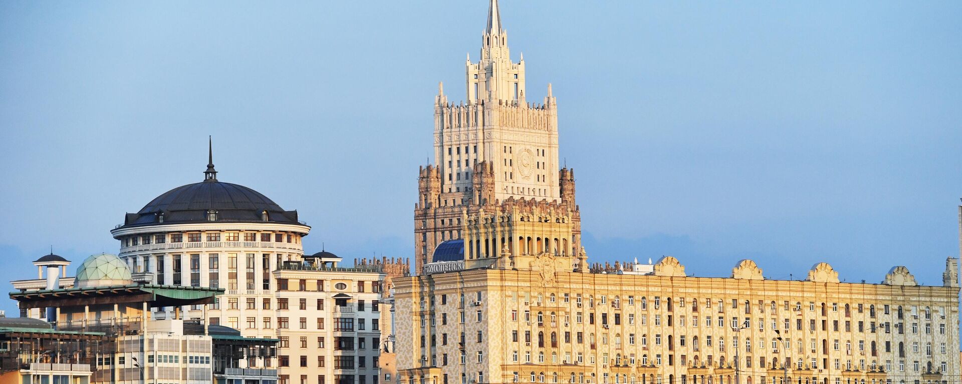 Tòa nhà Bộ Ngoại giao Liên bang Nga nằm sau các tòa nhà dân cư ở Moscow. - Sputnik Việt Nam, 1920, 08.04.2025