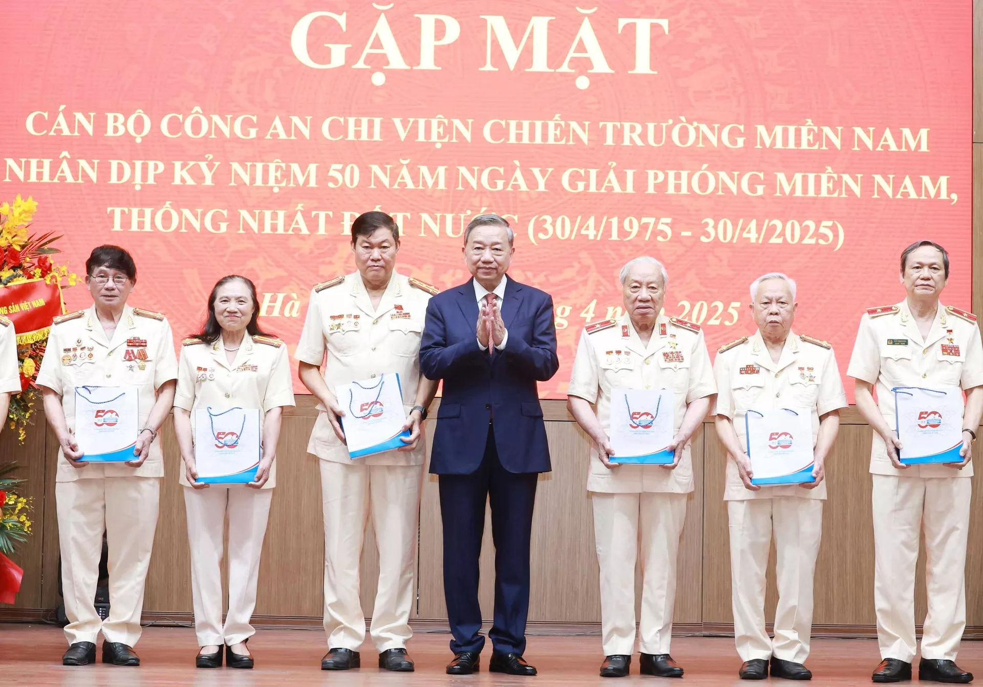 Tổng Bí thư Tô Lâm gặp mặt cán bộ công an chi viện chiến trường miền Nam Tổng Bí thư Tô Lâm gặp mặt cán bộ công an chi viện chiến trường miền Nam - Sputnik Việt Nam, 1920, 08.04.2025