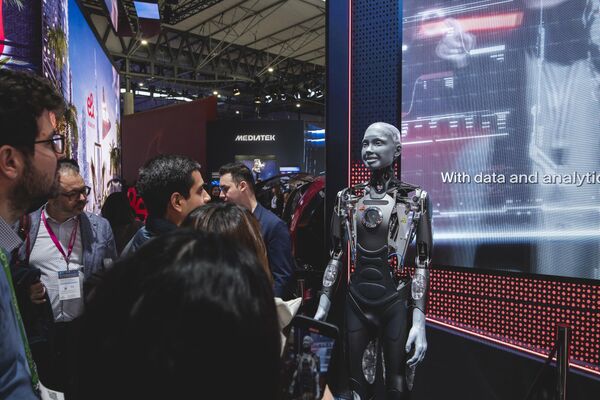Robot hình người Ameca tại triển lãm Mobile World Congress 2024 ở Barcelona - Sputnik Việt Nam