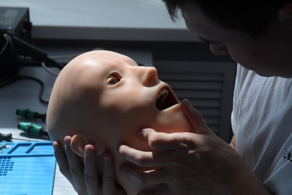 Đầu của robot bệnh nhân do công ty &quot;Eidos-Medicine&quot; sản xuất tại Kazan - Sputnik Việt Nam