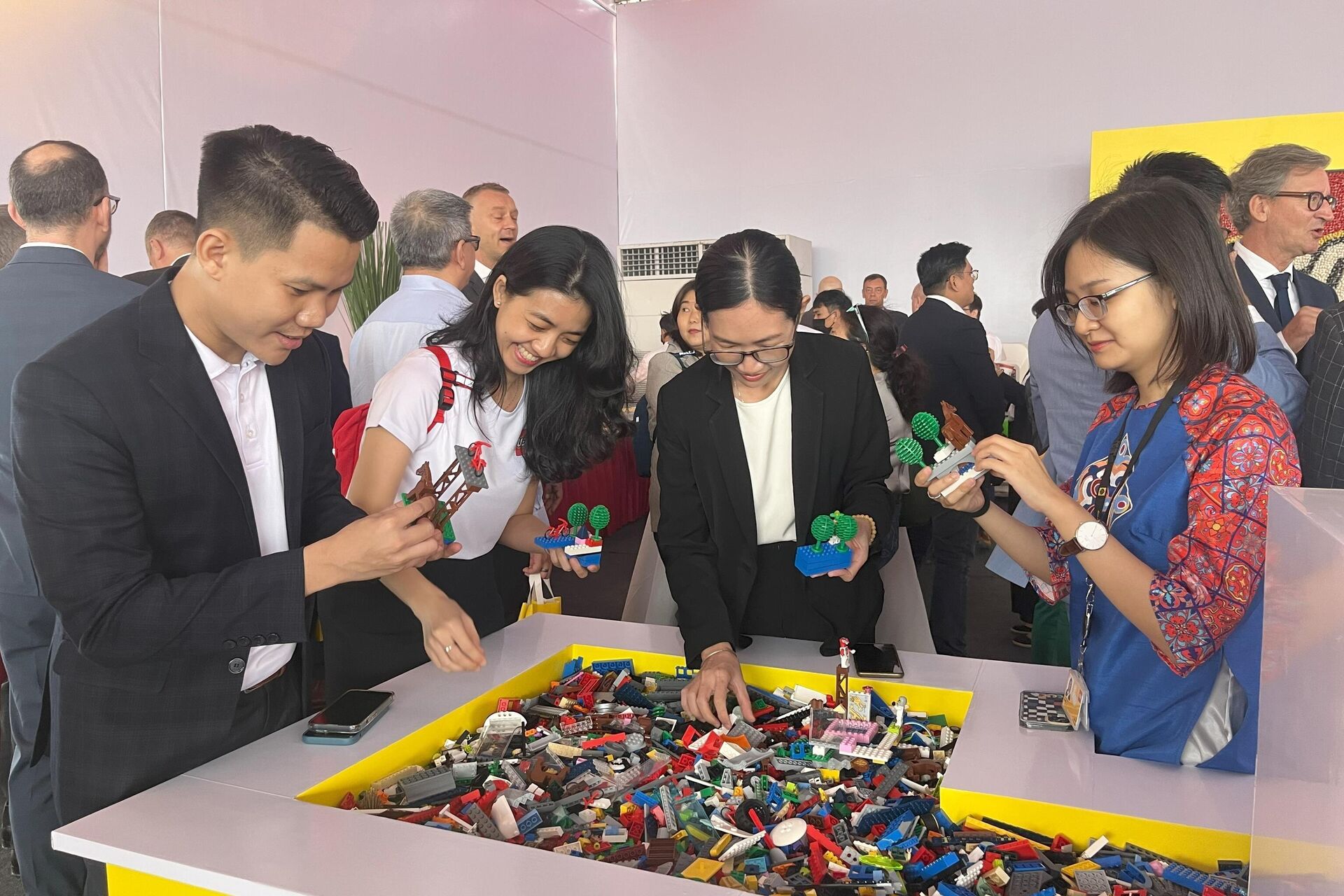 Phó Thủ tướng Mai Văn Chính dự lễ khánh thành nhà máy Lego tại Bình Dương Phó Thủ tướng Mai Văn Chính dự lễ khánh thành nhà máy Lego tại Bình Dương - Sputnik Việt Nam, 1920, 09.04.2025
