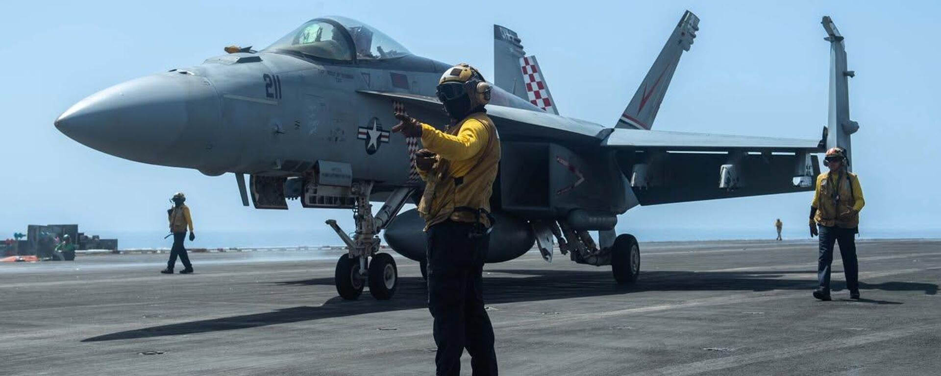 Một thủy thủ đoàn của Hải quân Hoa Kỳ đang lái máy bay F/A-18E Super Hornet trên boong tàu sân bay USS Theodore Roosevelt. - Sputnik Việt Nam, 1920, 10.04.2025