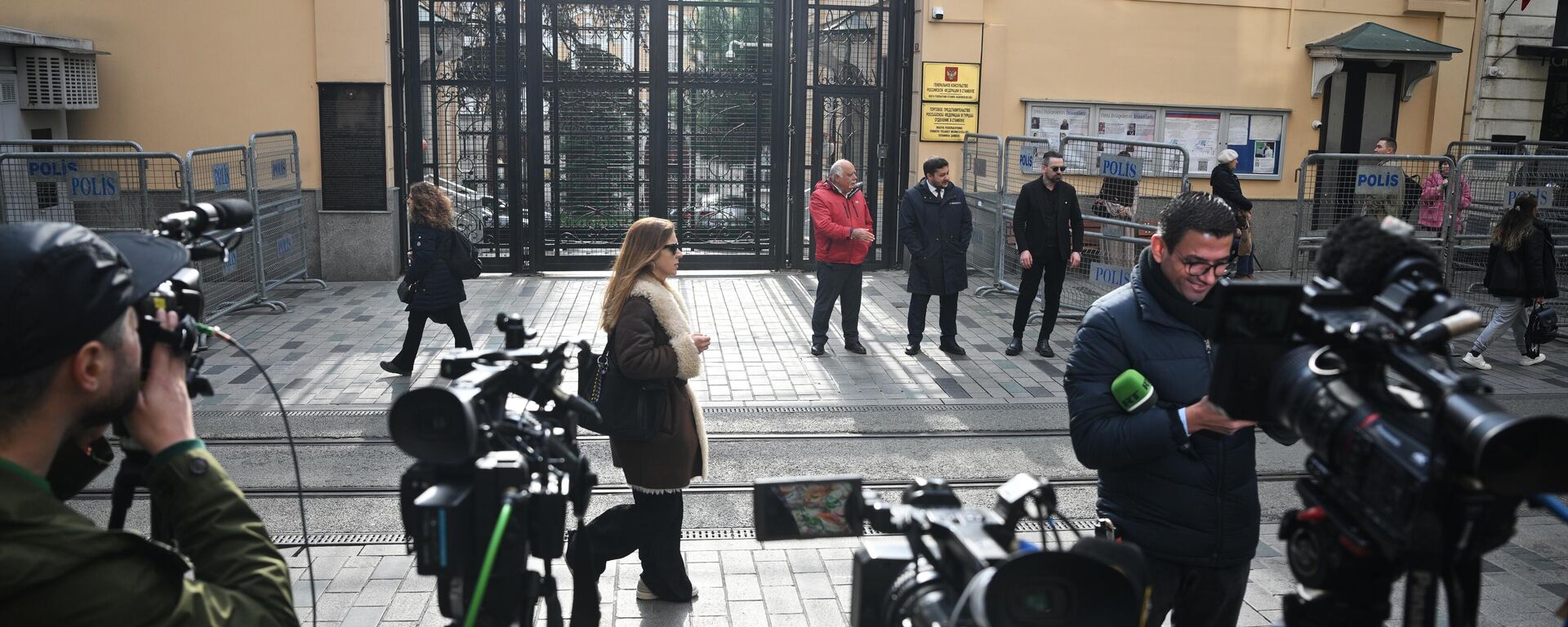 Tình hình tại Tổng lãnh sự quán Nga ở Istanbul, nơi diễn ra vòng đàm phán mới giữa phái đoàn Nga và Hoa Kỳ. - Sputnik Việt Nam, 1920, 10.04.2025
